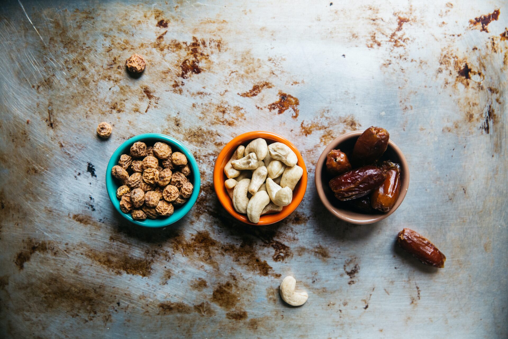 jordnötter, cashewnötter och dadlar