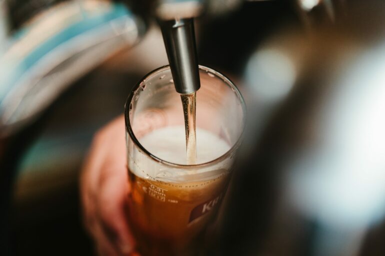 En öl som hälls upp i ett glas