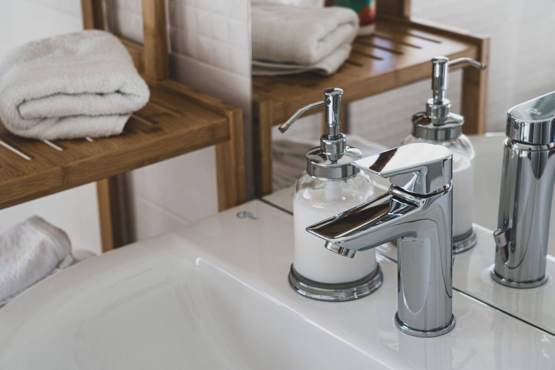 Bild på ett skinande rent badrum efter att du städat smidigt med Sinis produkter