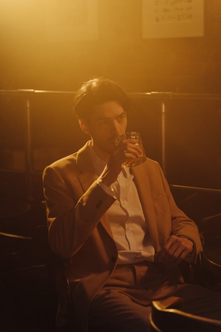 en man som dricker cognac