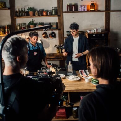 Hur gör man en reklamfilm? Så lyfter du ditt varumärke