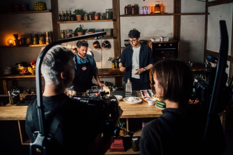 Hur gör man en reklamfilm? Så lyfter du ditt varumärke