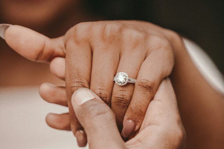 Förlovningsring med diamant – tips för att köpa den perfekta ringen